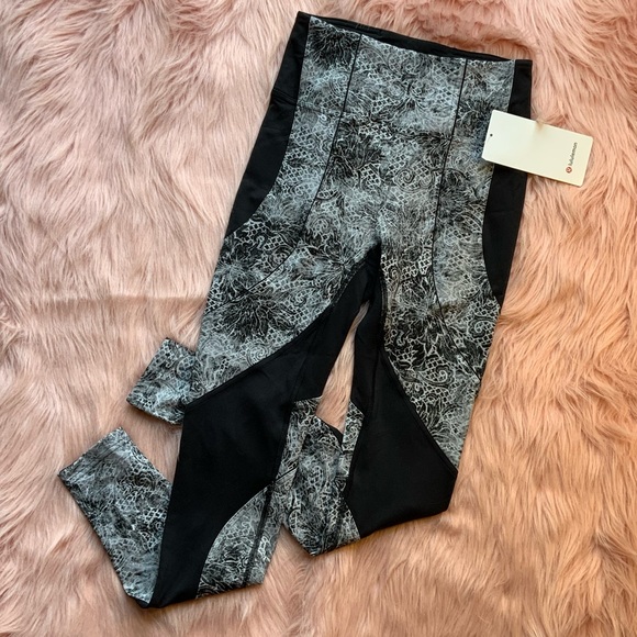 NWT Lululemon Sweat & Repeat Tight. 28 BLK Sz 6 - Picture 1 of 5